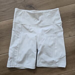 EUC Athleta White Ultimate Stash II 7" Short